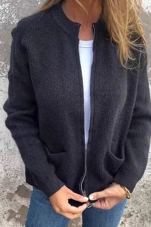 Stickad jacka med rund hals och dragkedja för kvinnor