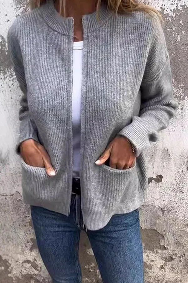 Stickad jacka med rund hals och dragkedja för kvinnor